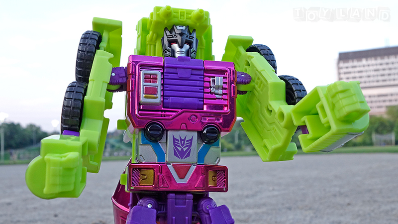 Illustration for article titled The Colossal New Transformers Devastator Is Better than the Original